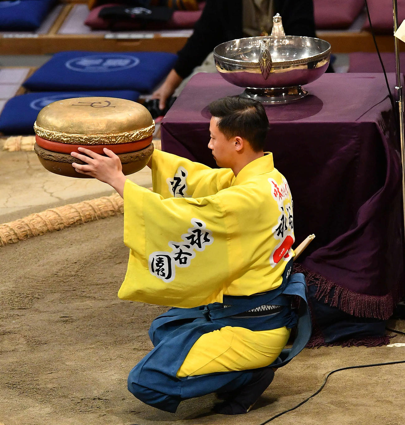 日仏友好杯の副賞で安青錦に贈られた巨大な金色のマカロン（撮影・岩下翔太）