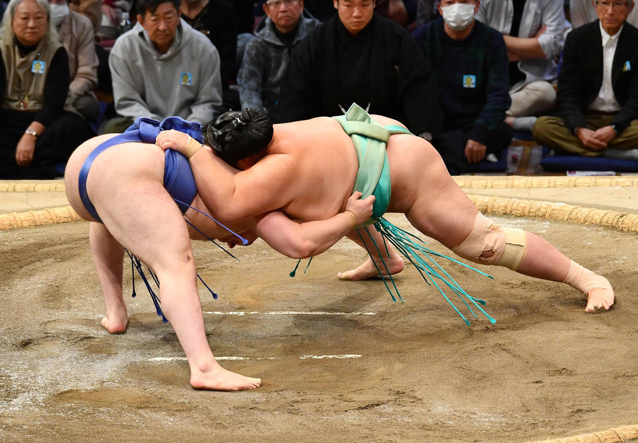 安青錦（左）は琴桜を内無双で破る（撮影・岩下翔太）