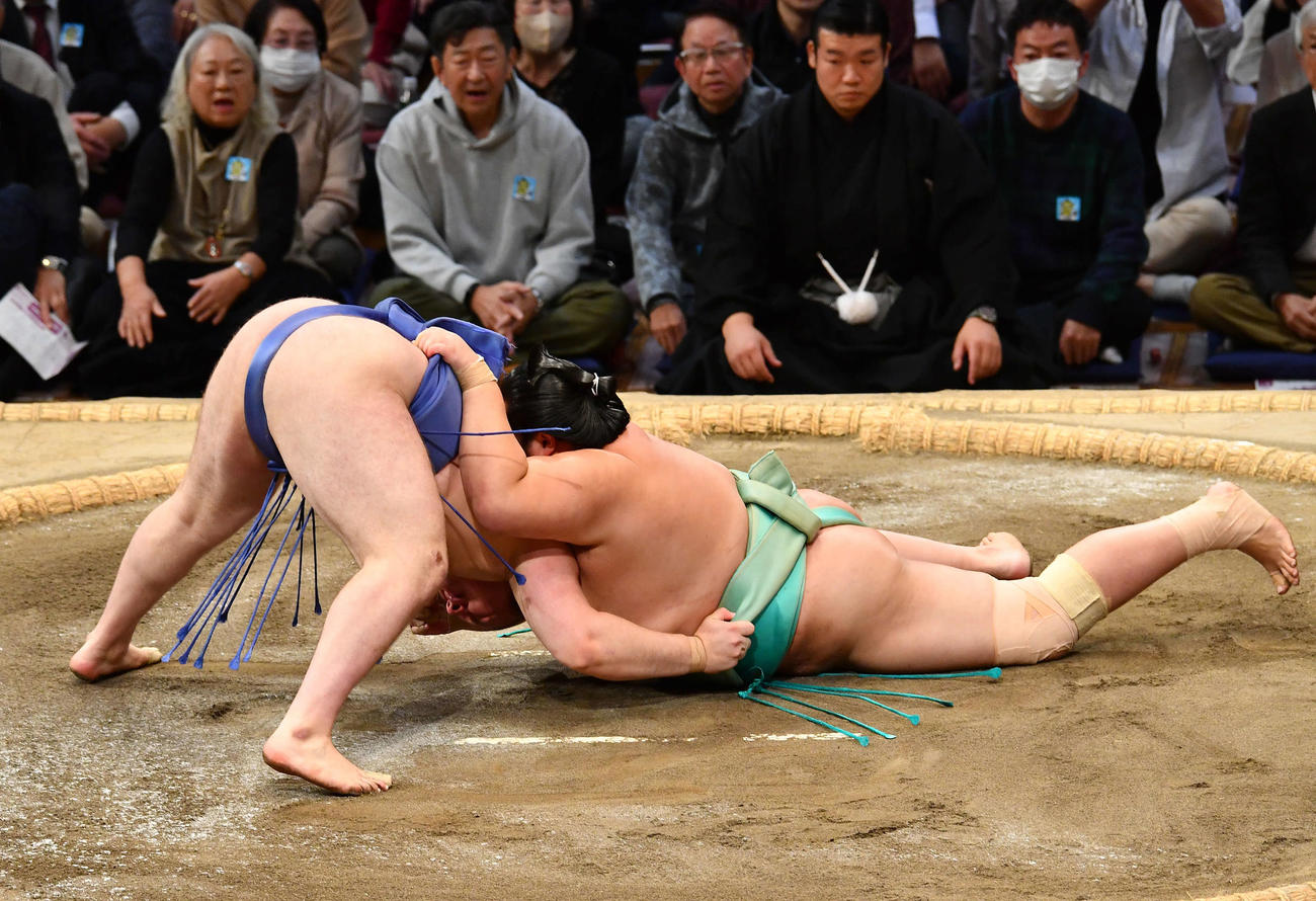 安青錦（左）は琴桜を内無双で破る（撮影・岩下翔太）