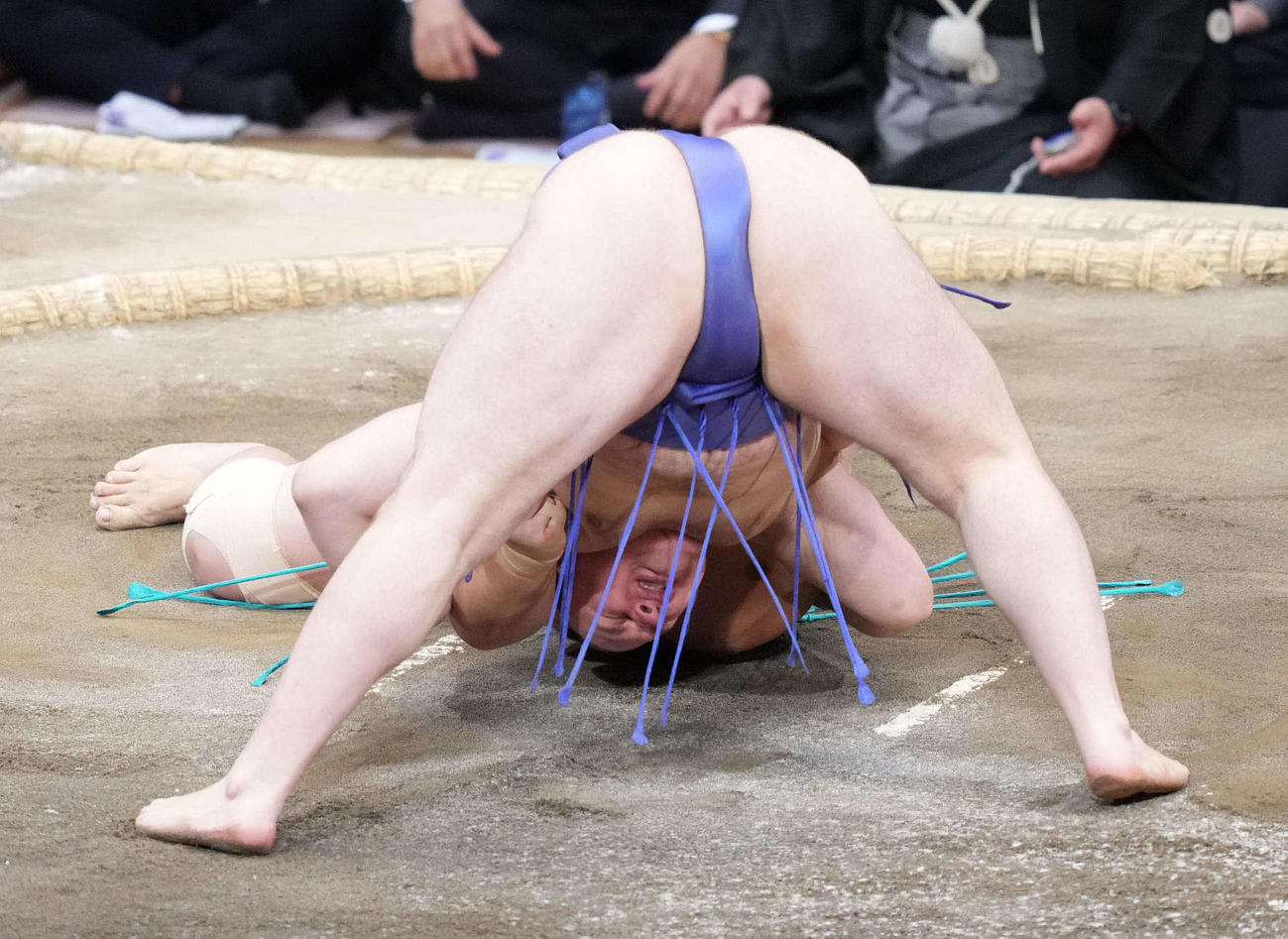 安青錦（手前）は琴桜を内無双で破る（撮影・小沢裕）