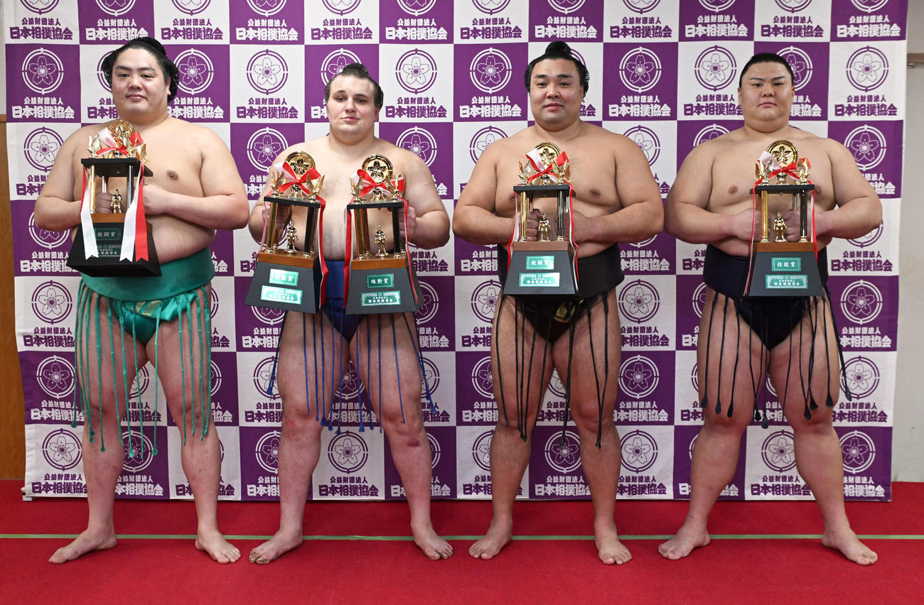 左から敢闘賞の一山本、技能賞と殊勲賞の安青錦、敢闘賞の霧島、技能賞の義ノ富士