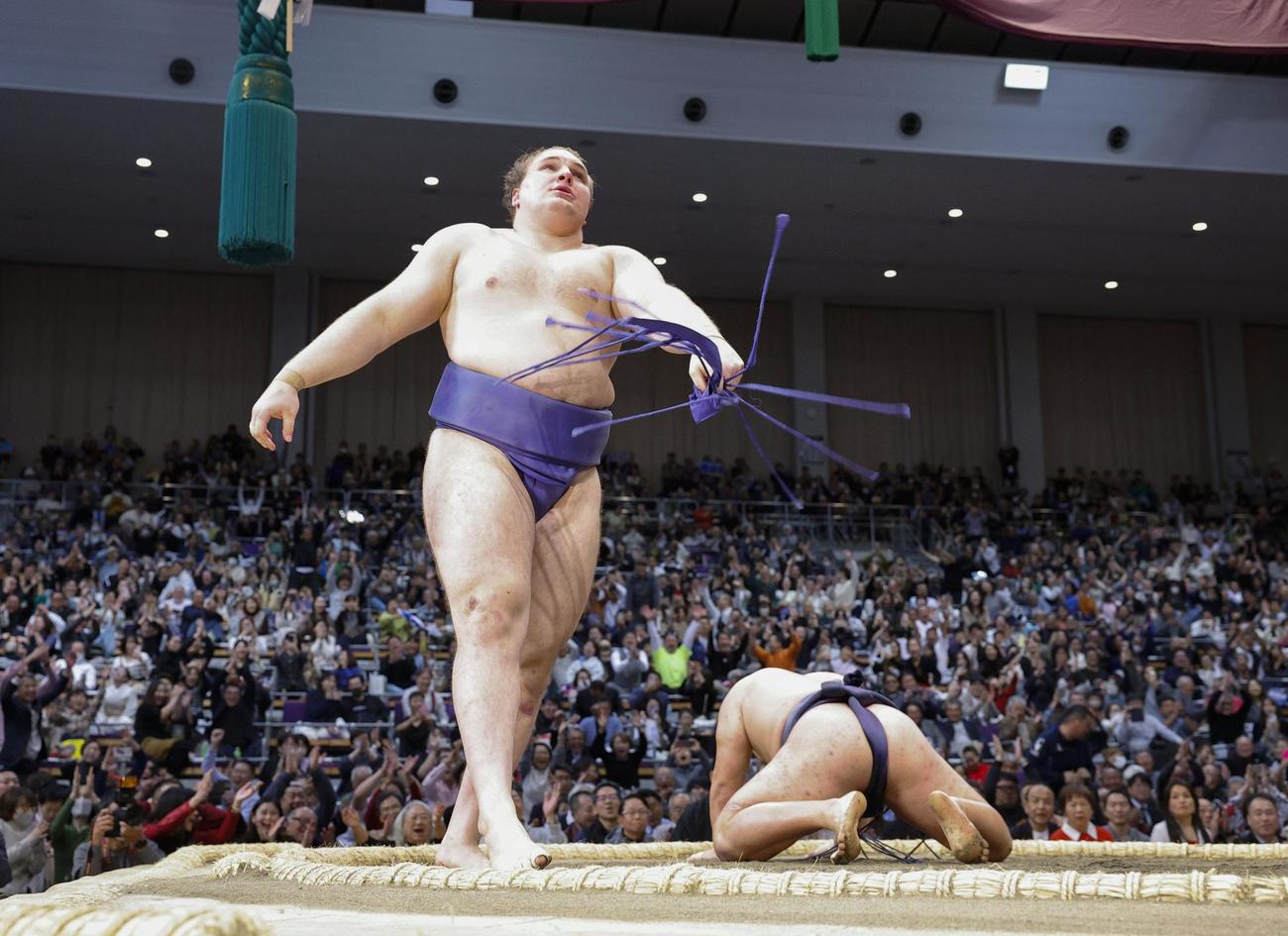 優勝決定戦、豊昇龍（奥）を送り投げで破り、初優勝を決めた安青錦＝福岡国際センター（共同）