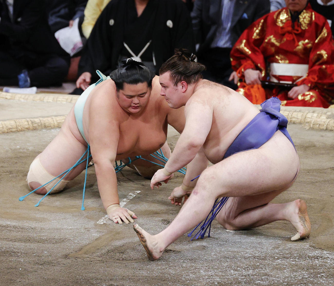 琴桜（左）を内無双で破り、優勝決定戦に持ち込んだ安青錦＝福岡国際センター（共同）