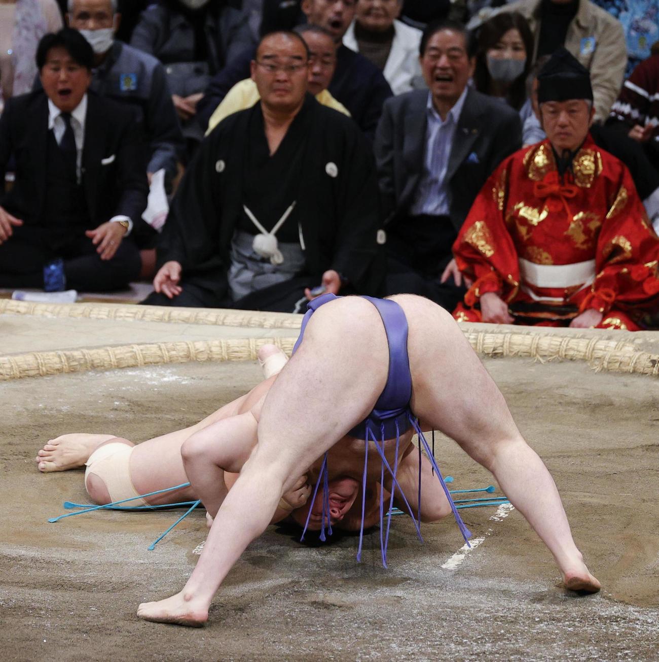 安青錦（手前）が内無双で琴桜を破り、優勝決定戦に持ち込む＝福岡国際センター（共同）