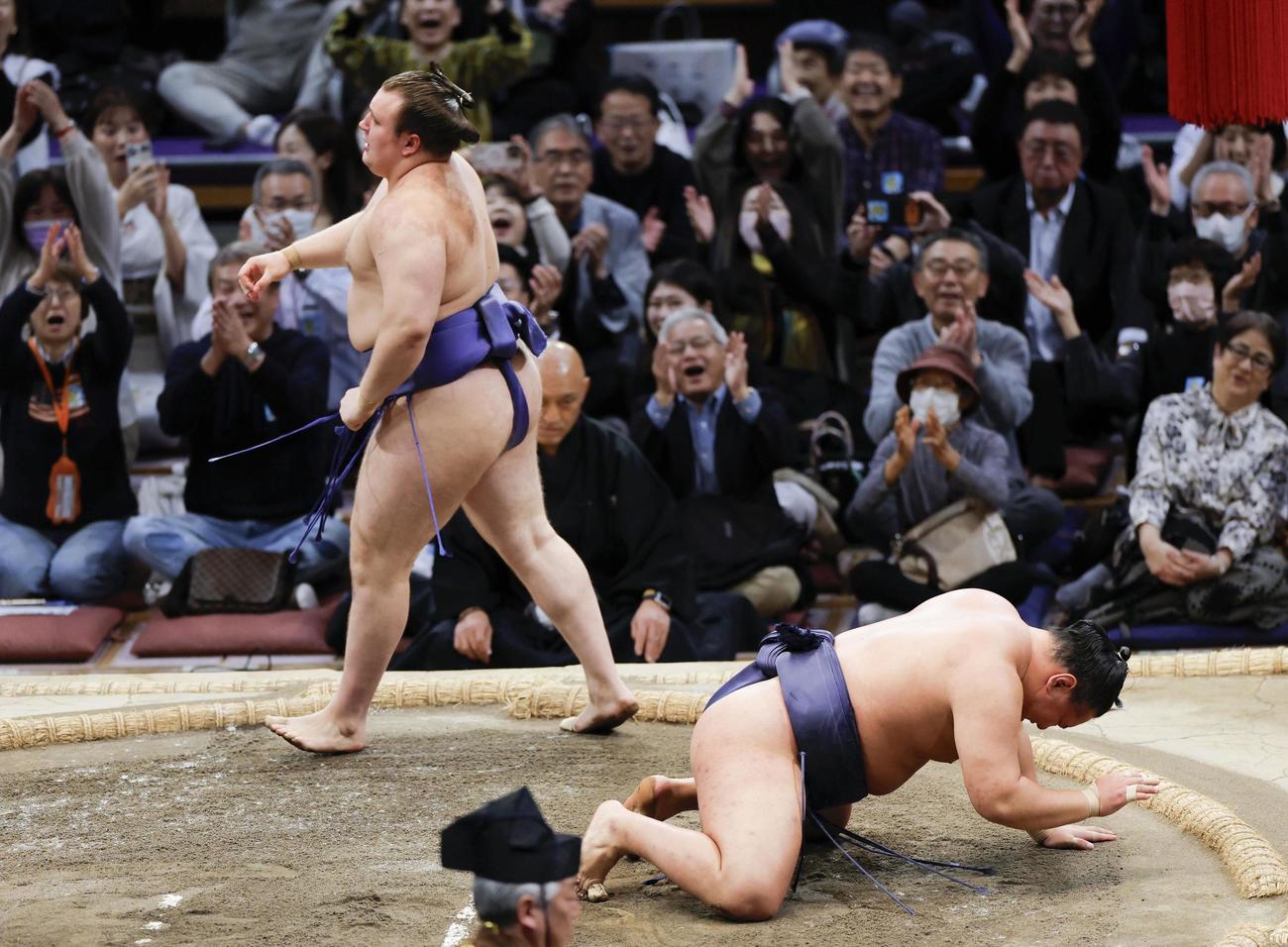 優勝決定戦、安青錦（左）に送り投げで敗れた豊昇龍＝福岡国際センター（共同）