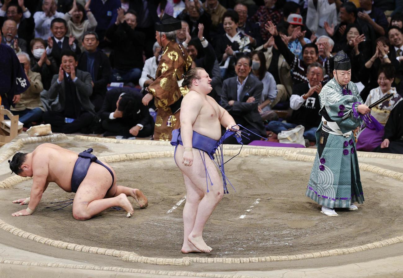 優勝決定戦、豊昇龍（左）を送り投げで破り初優勝を決めた安青錦＝福岡国際センター（共同）