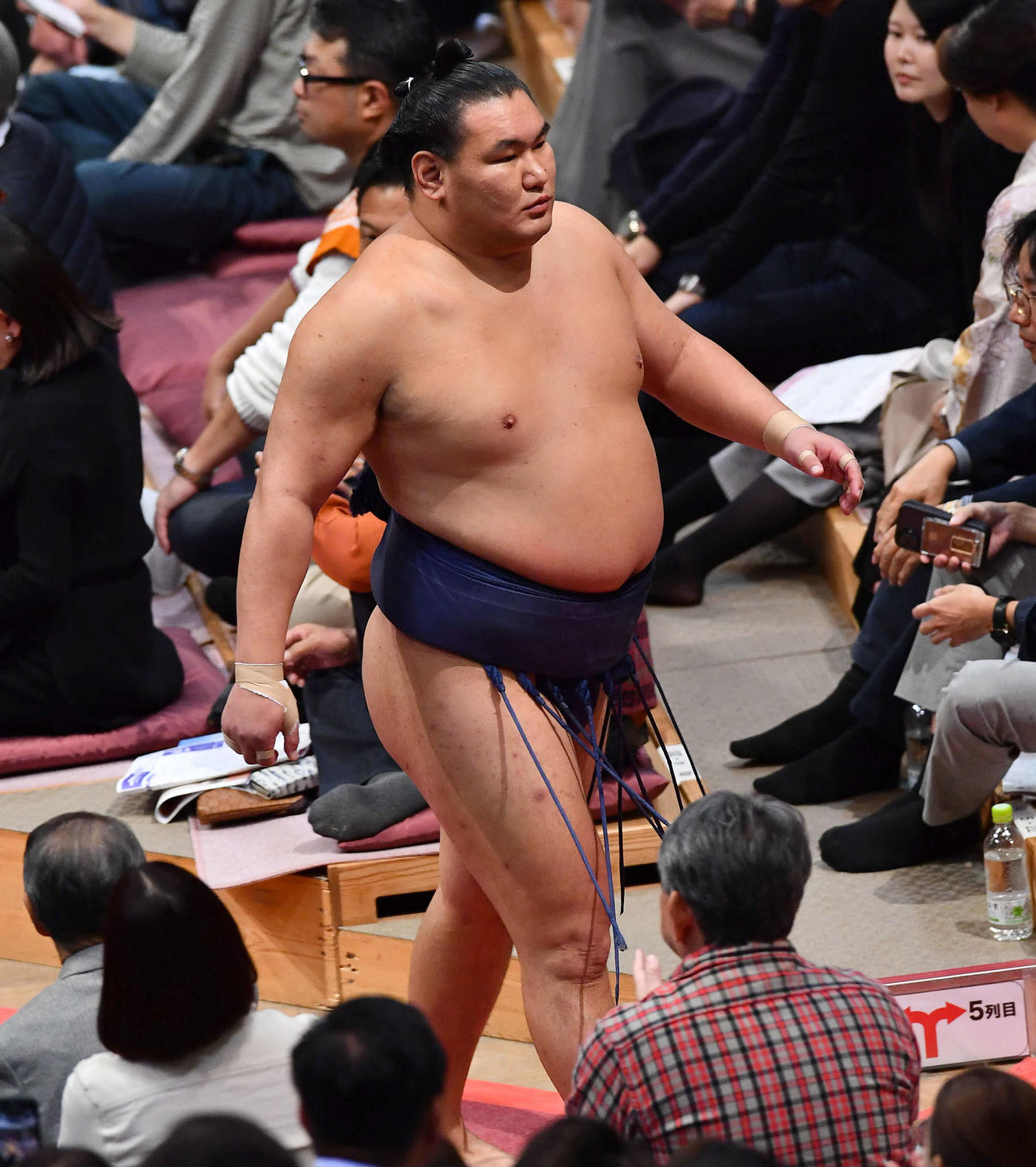 大の里の休場で不戦勝となり、勝ち名のりを受けて花道を引き揚げる豊昇龍（撮影・岩下翔太）