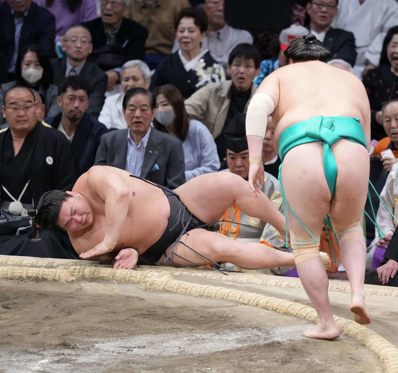 一山本（右）は若元春を送り倒しで破る（撮影・小沢裕）