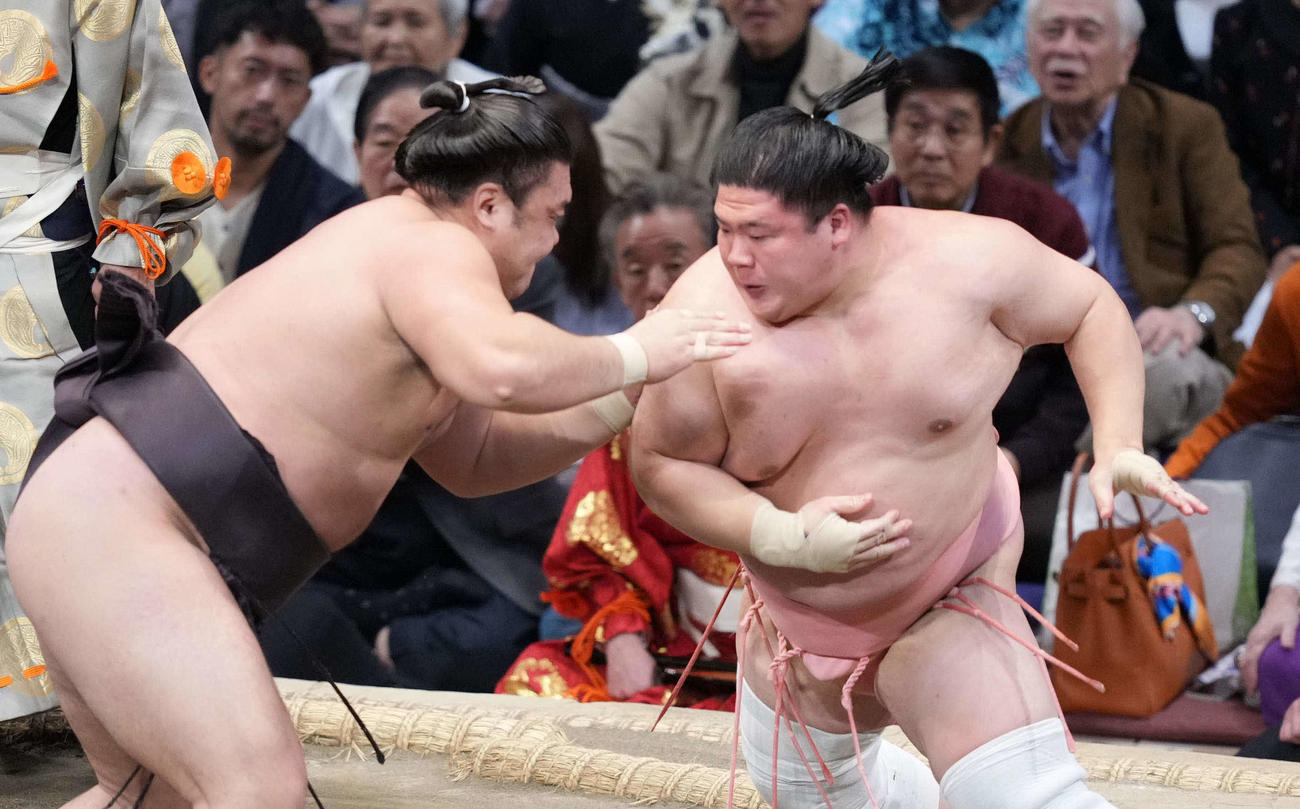 宇良（右）を土俵際へ攻め込む霧島（撮影・小沢裕）