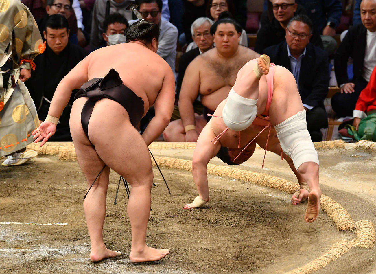 押し倒しで霧島（左）に敗れた宇良（撮影・岩下翔太）