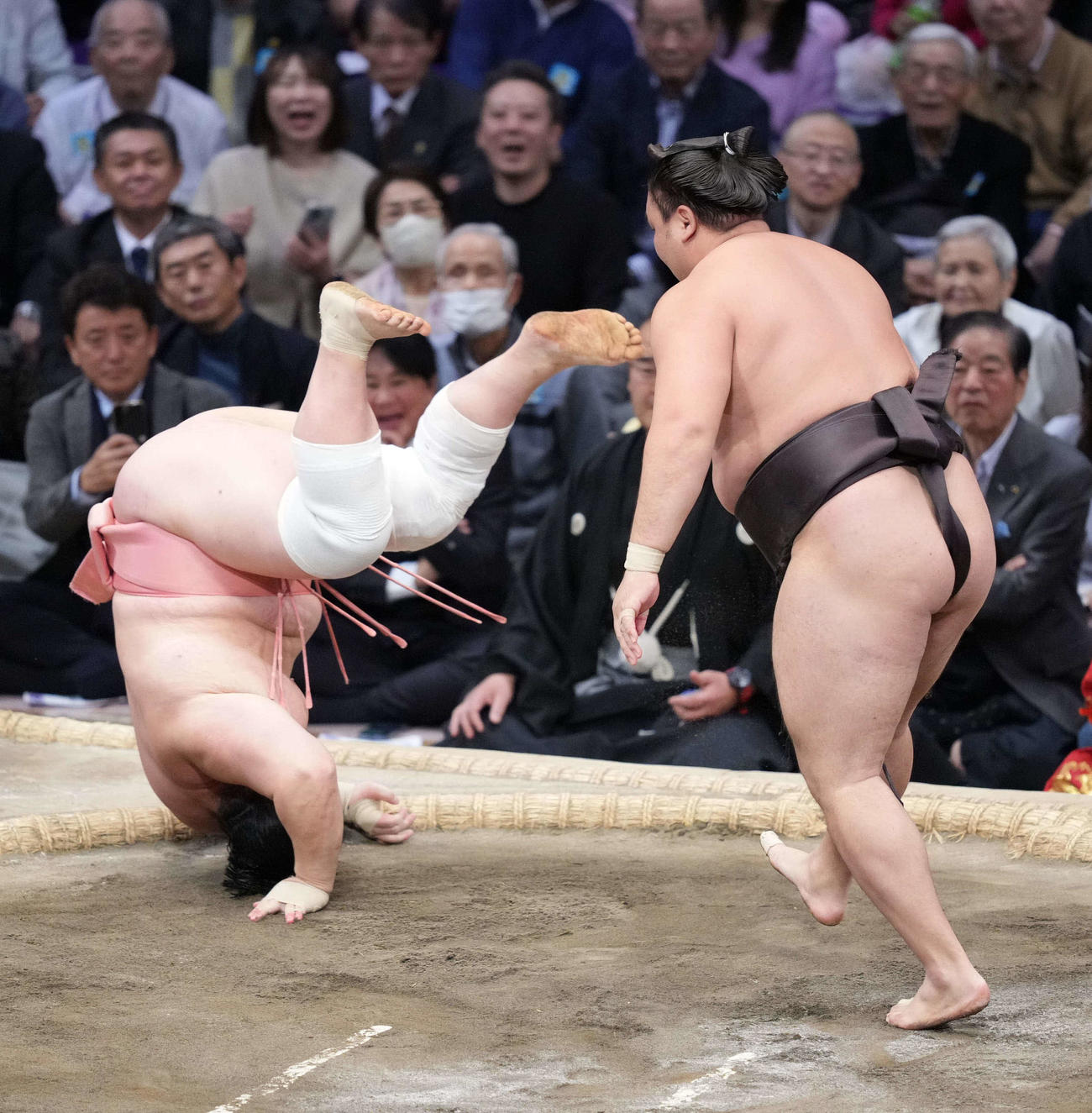 宇良（左）を押し倒しで下す霧島（撮影・小沢裕）