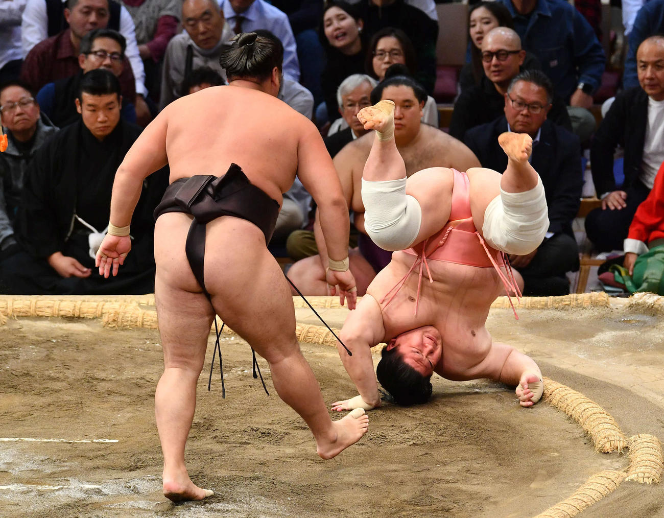押し倒しで霧島（左）に敗れた宇良（撮影・岩下翔太）