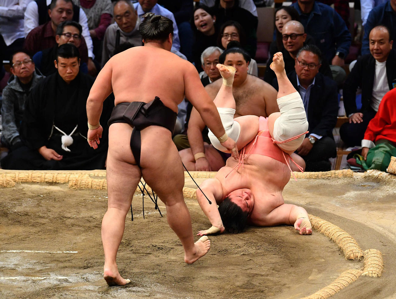 押し倒しで霧島（左）に敗れた宇良（撮影・岩下翔太）