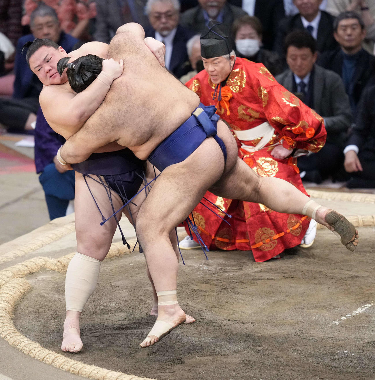 義ノ富士（左）を押し倒しで下す高安（撮影・小沢裕）