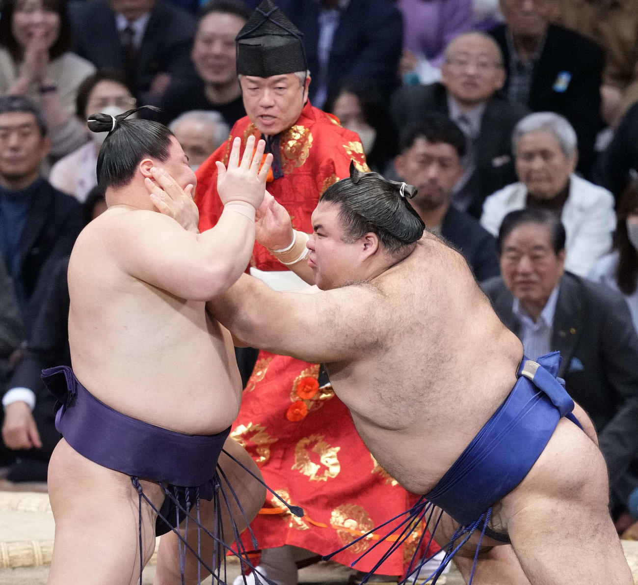 義ノ富士（左）を攻める高安（撮影・小沢裕）