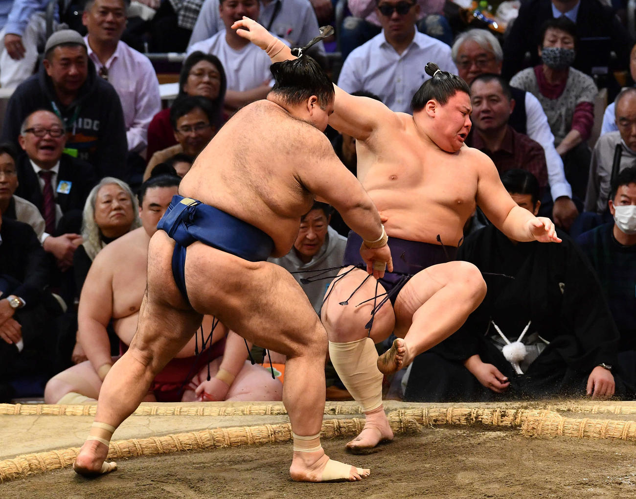 高安（左）は義ノ富士を押し倒しで下す（撮影・岩下翔太）