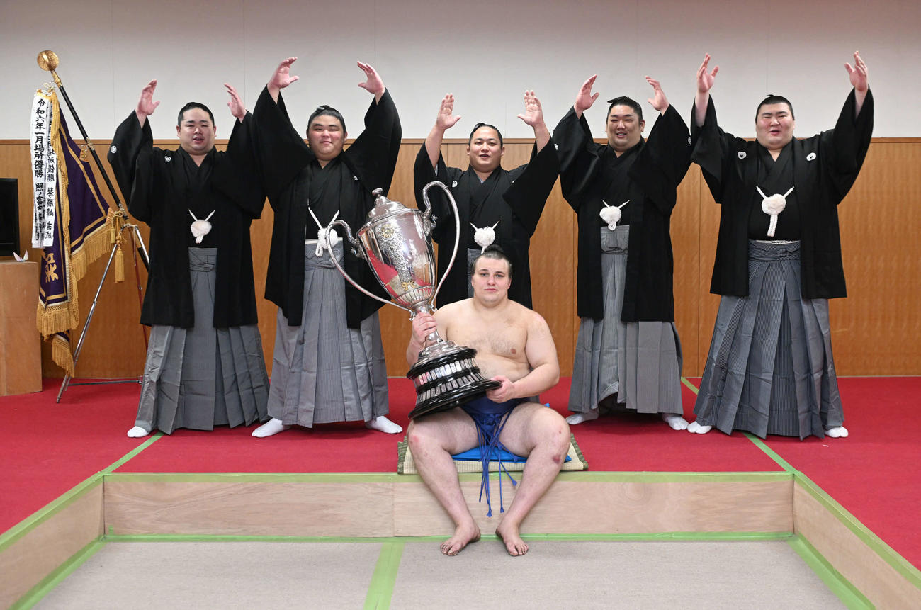 支度部屋で優勝した安青錦を祝福する伊勢ケ浜一門の力士たち