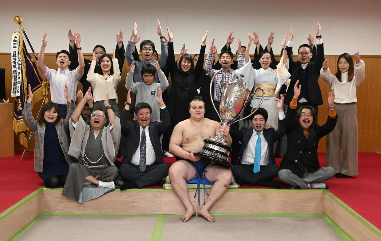 支度部屋で関係者らと喜ぶ安青錦