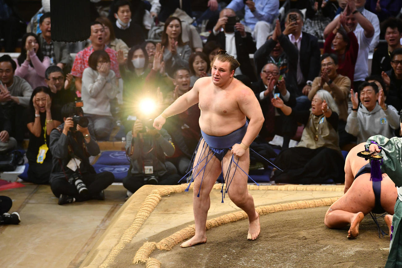 優勝決定戦で豊昇龍（右）を破った安青錦（撮影・岩下翔太）