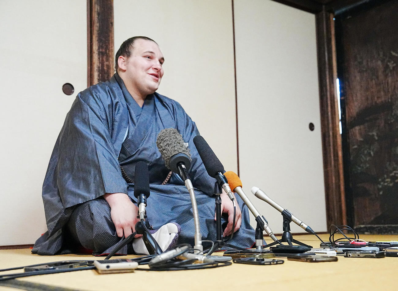 大相撲九州場所優勝一夜明け会見に臨む安青錦（撮影・小沢裕）