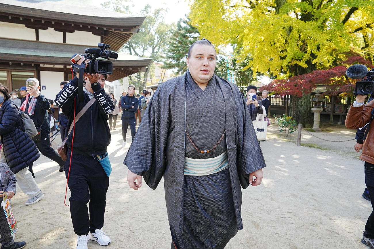 優勝一夜明け会見を終え施設内を移動する安青錦（撮影・小沢裕）