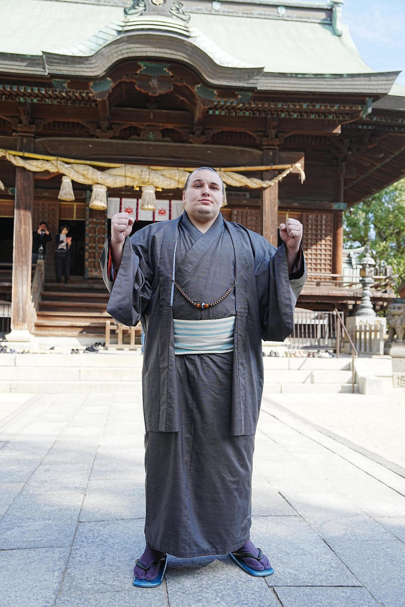 優勝一夜明け会見を終えガッツポーズする安青錦（撮影・小沢裕）