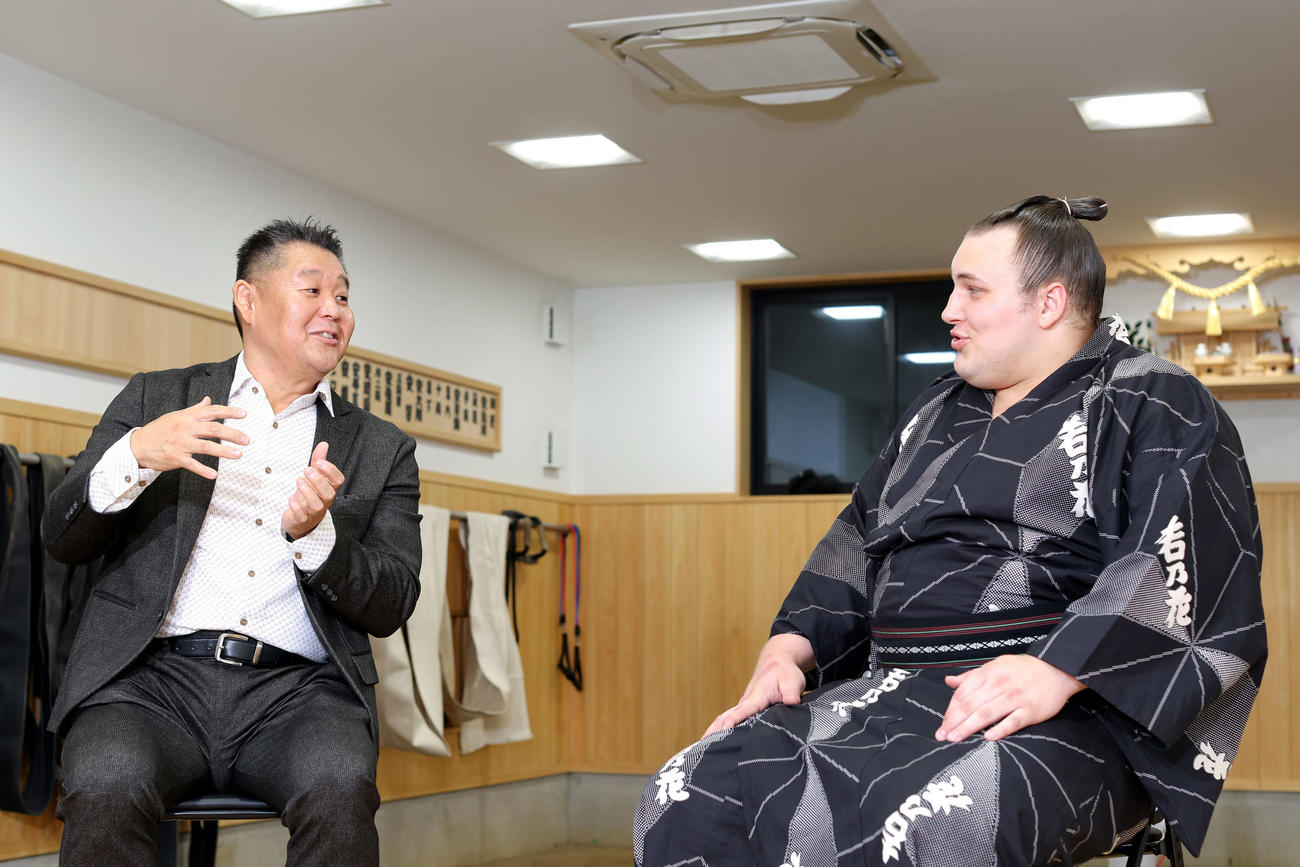 対談する花田虎上氏（左）と安青錦（2025年9月撮影）