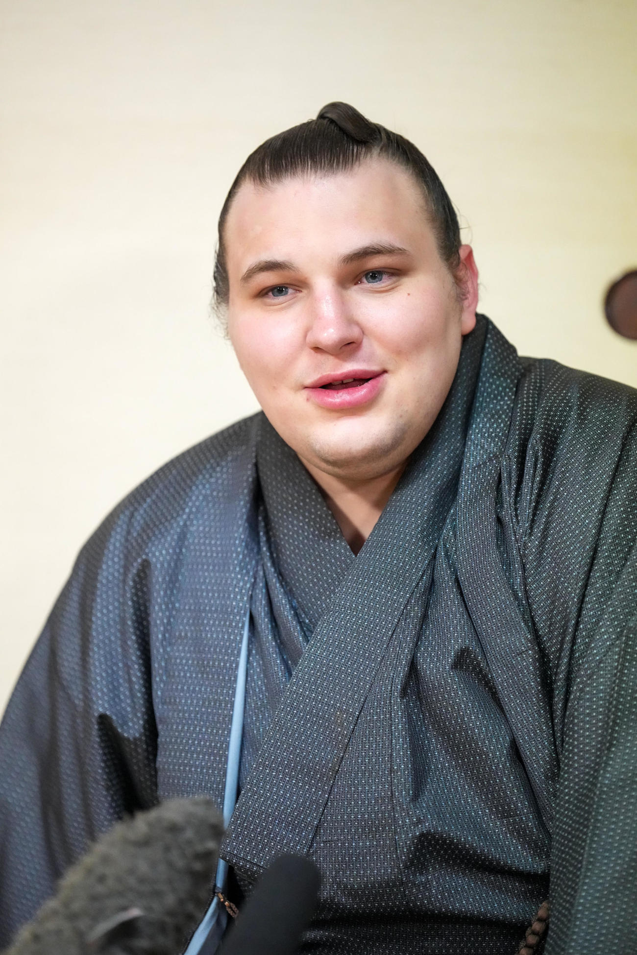 大相撲九州場所優勝一夜明け会見に臨む安青錦（撮影・小沢裕）
