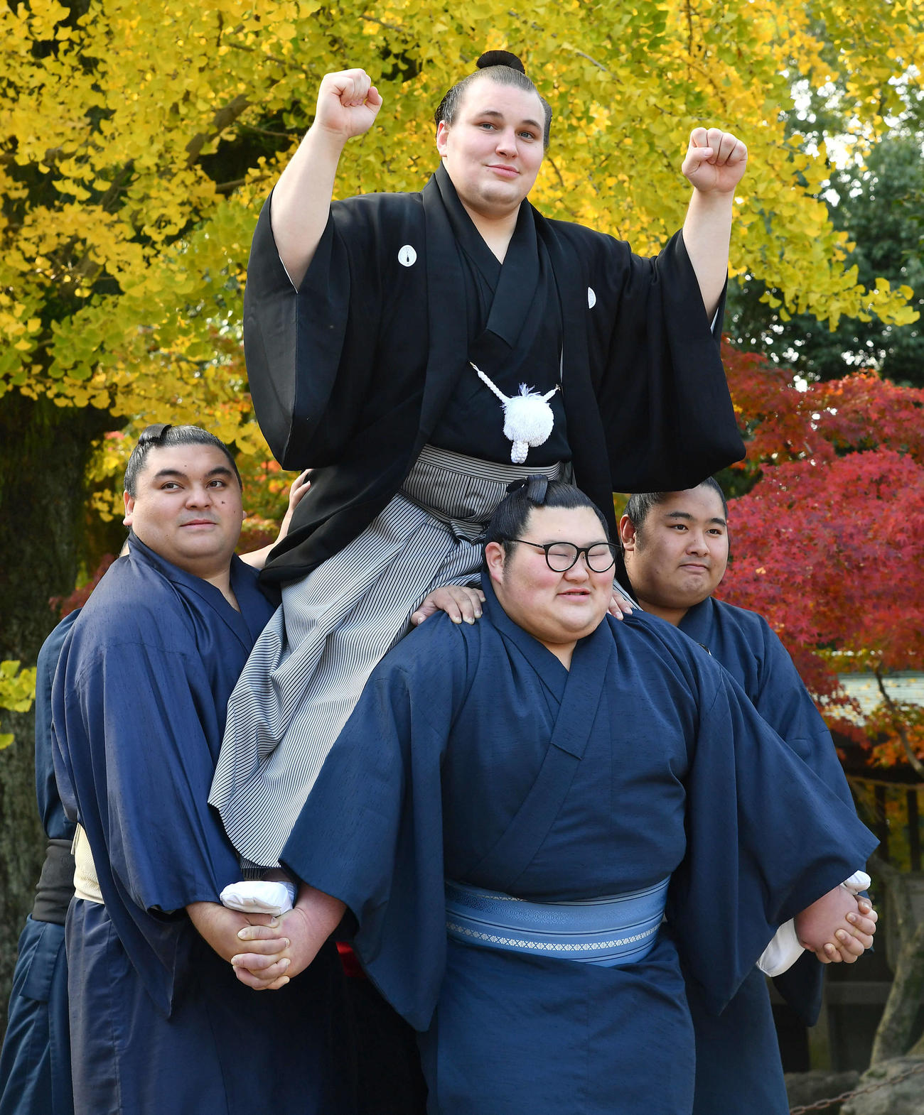 大関昇進の伝達式を終え、騎馬で祝福される安青錦（撮影・岩下翔太）