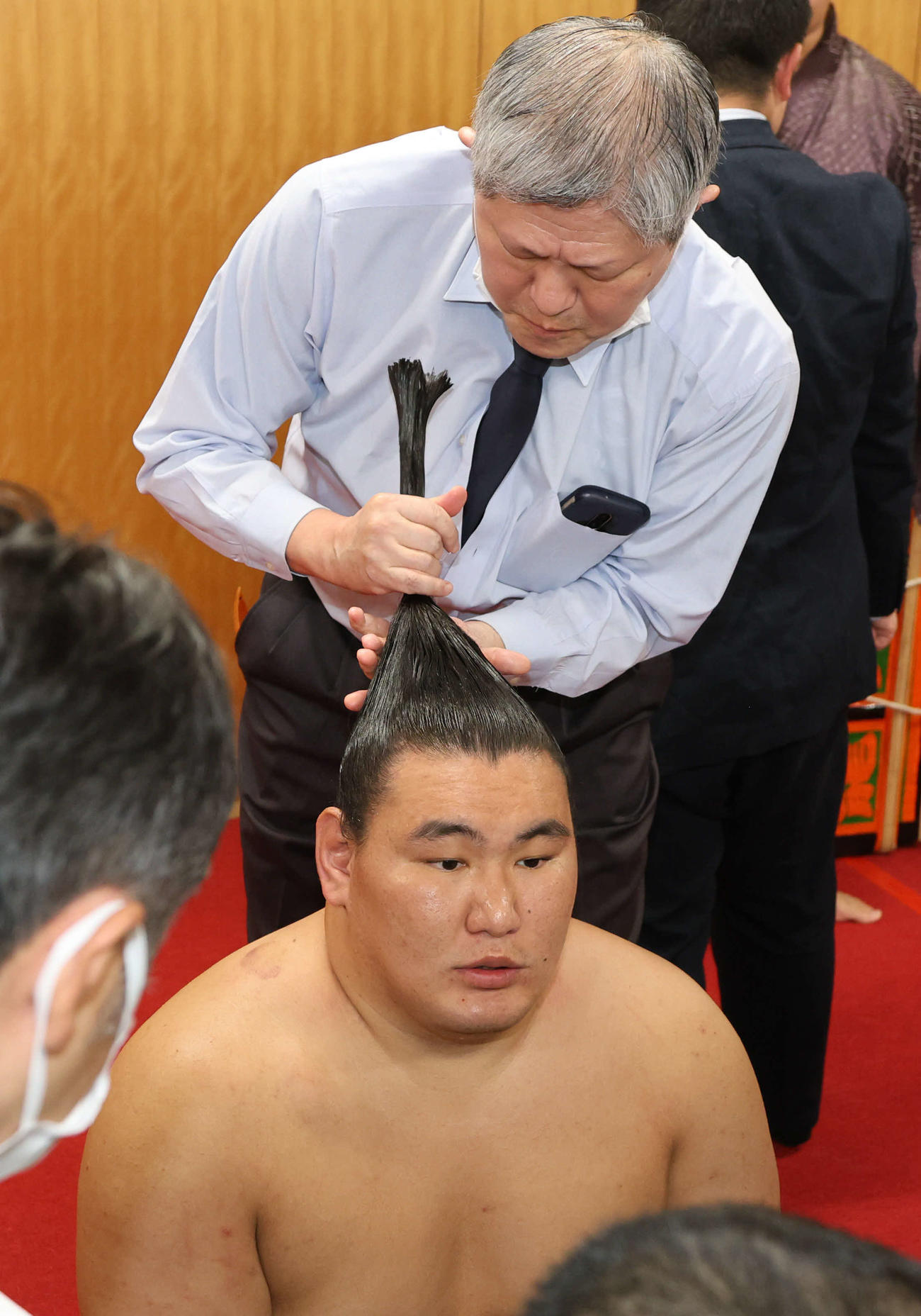 豊昇龍の髪を直す床辰（2025年11月10日撮影）