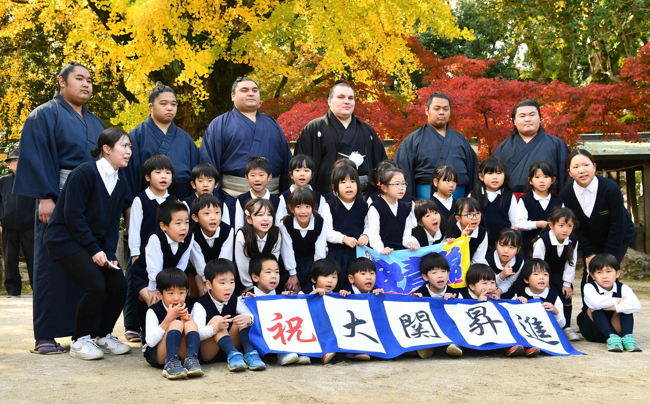 大関昇進の伝達式を終えた安青錦（右から3人目）は園児たちから祝福される（撮影・岩下翔太）