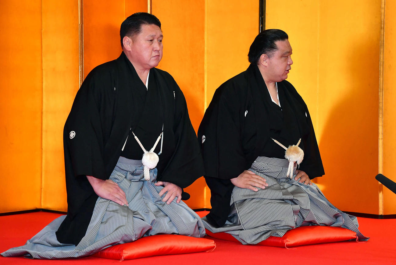 安青錦の大関昇進の伝達式で使者を務めた浅香山親方（右、元大関魁皇）と大島親方（元関脇旭天鵬）（撮影・岩下翔太）