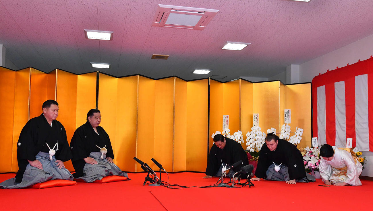大関昇進の伝達を受け、口上を述べる安青錦（右から2人目）。右から3人目は安治川親方（元関脇安美錦）、右端はおかみの絵莉夫人（撮影・岩下翔太）