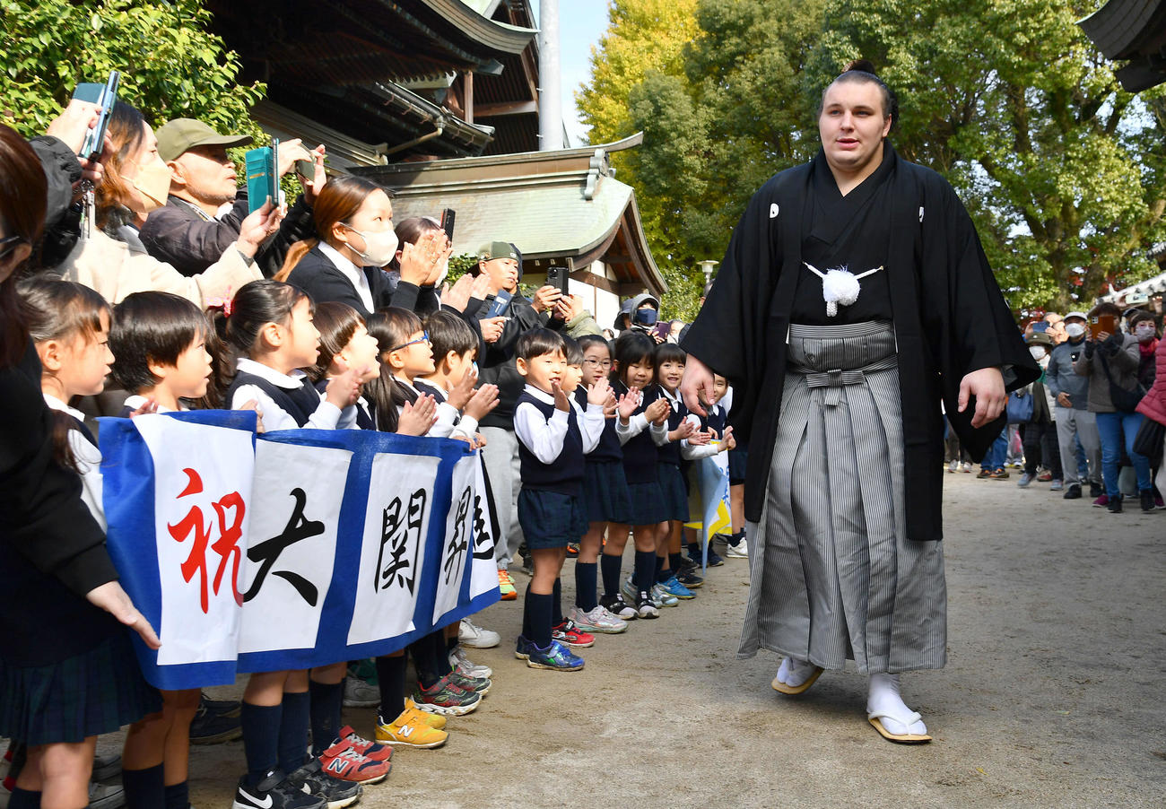 大関昇進の伝達式を終えた安青錦は、園児たちから祝福される（撮影・岩下翔太）