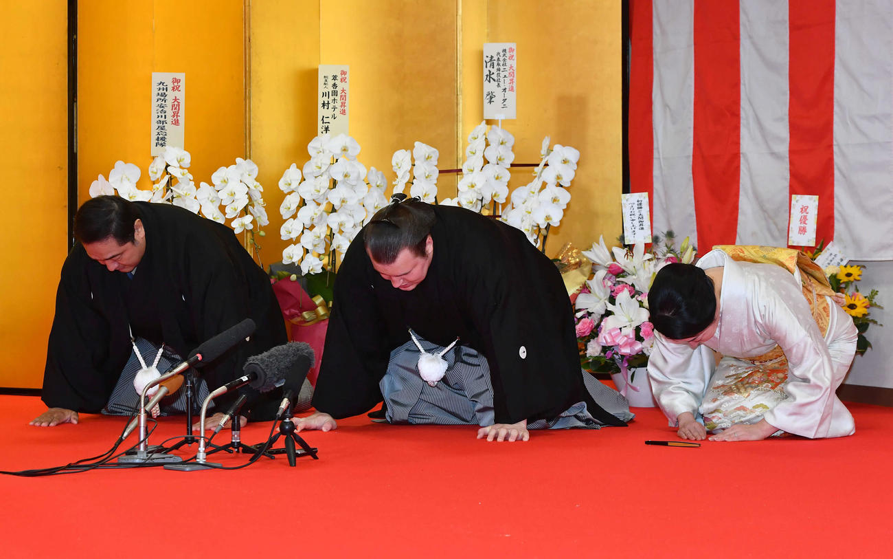 大関昇進の伝達を受け、口上を述べる安青錦（中央）。左は安治川親方（元関脇安美錦）、右はおかみの絵莉夫人（撮影・岩下翔太）