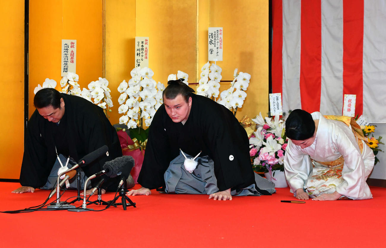 大関昇進の伝達を受け、口上を述べる安青錦（中央）。左は安治川親方（元関脇安美錦）、右はおかみの絵莉夫人（撮影・岩下翔太）