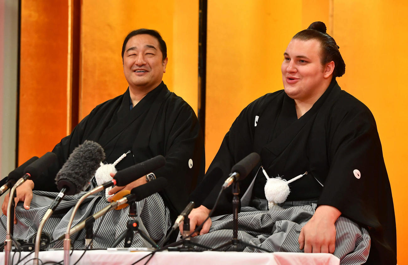 大関昇進の伝達式を終えた安青錦（右）は、安治川親方と笑顔で会見を行う（撮影・岩下翔太）