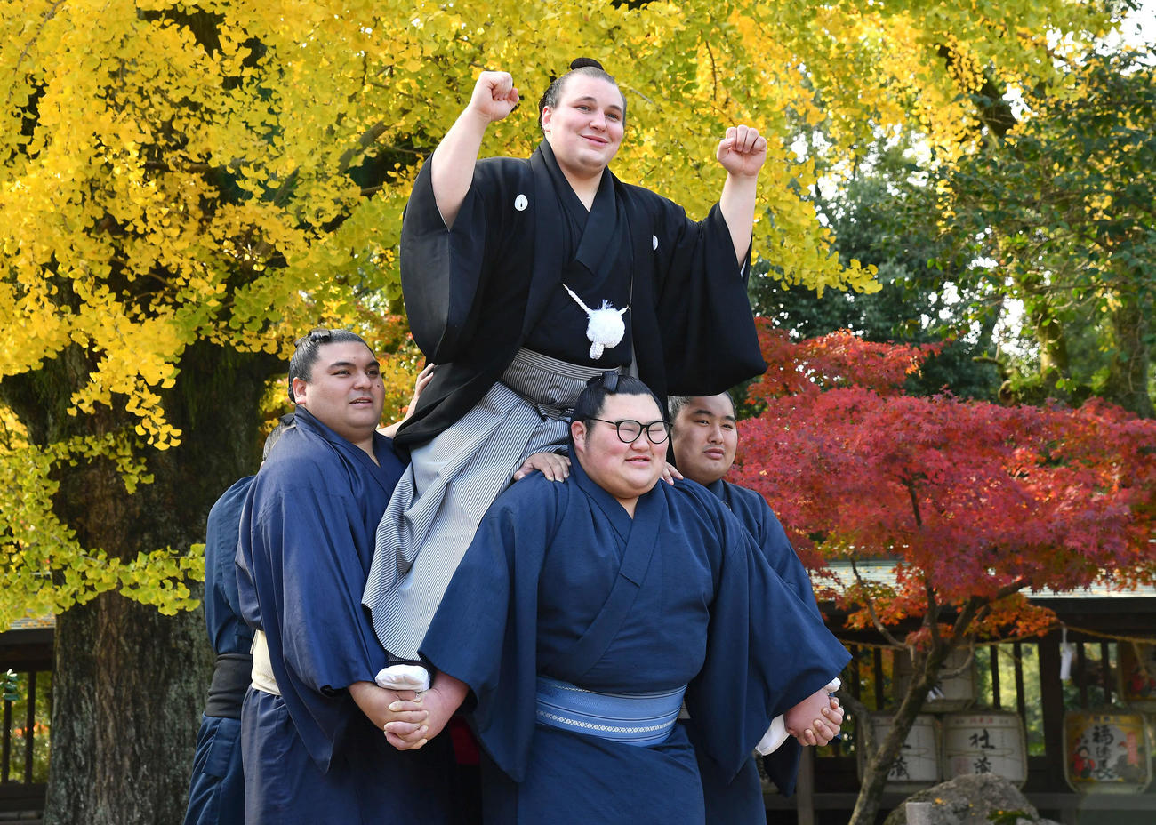 大関昇進の伝達式を終え、騎馬で祝福される安青錦（撮影・岩下翔太）