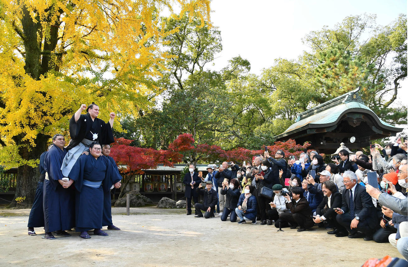 大関昇進の伝達式を終えた安青錦を祝福するファン（撮影・岩下翔太）