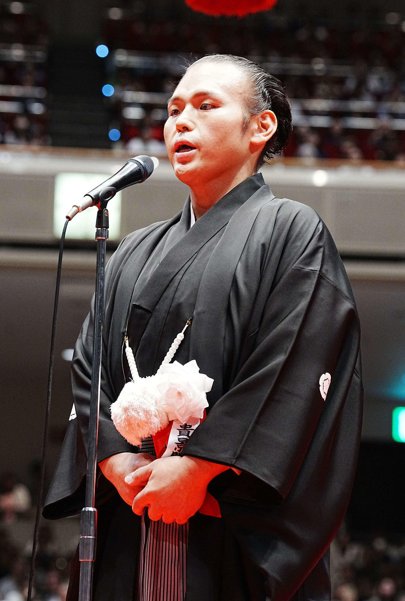 2025年10月、断髪式を終えあいさつする湊川親方