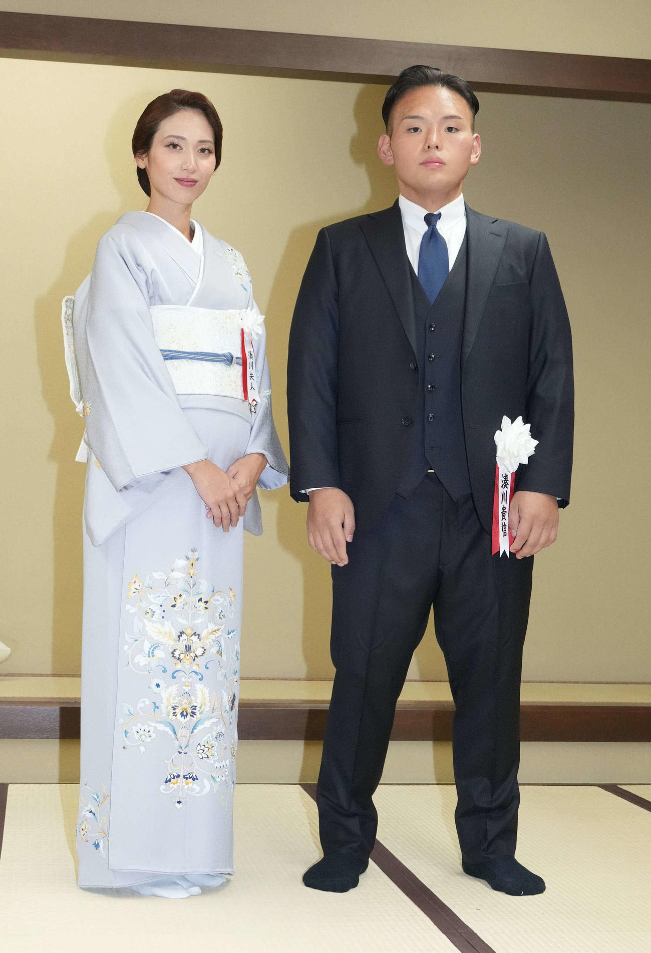 断髪後に整髪を終えた湊川親方は有希奈夫人（左）と記念撮影に臨む（25年10月4日撮影）