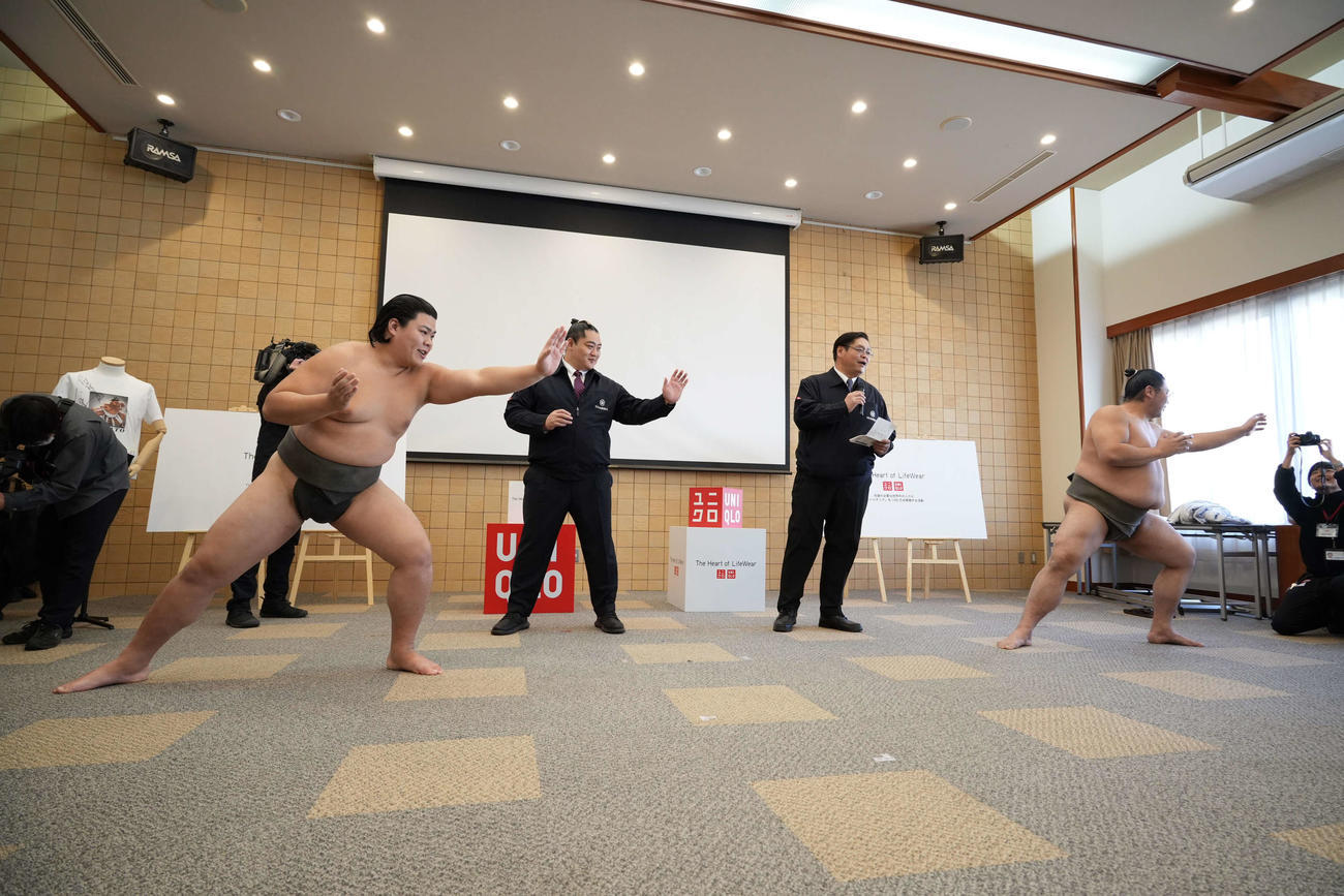 相撲健康体操を披露した（左から）可貴、北陣親方、竹縄親方、栃登