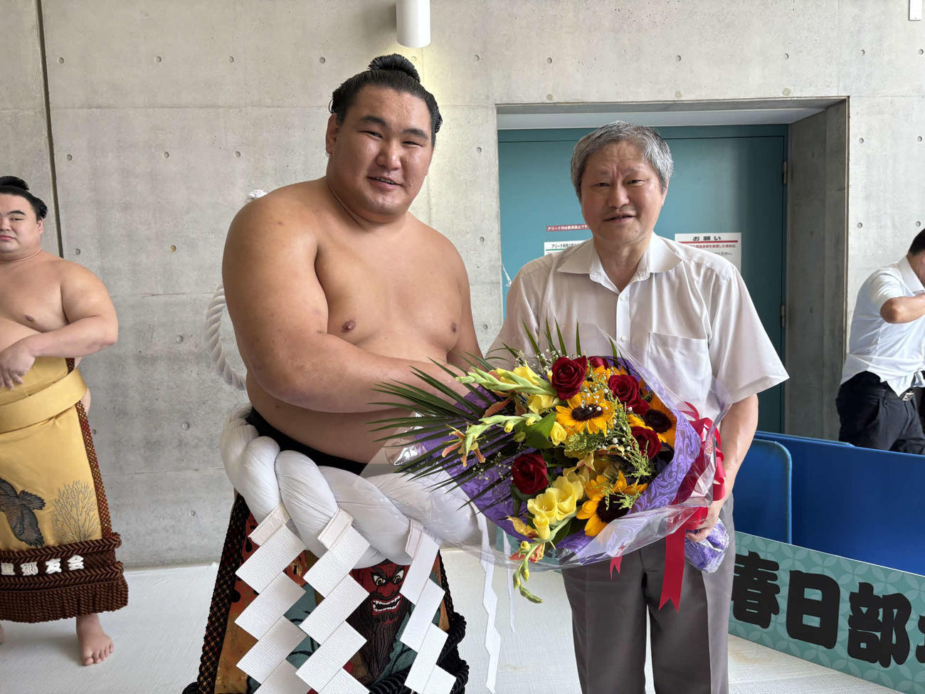 11月9日に65歳の誕生日を迎え、定年となった床辰（右）と横綱豊昇龍（25年8月）