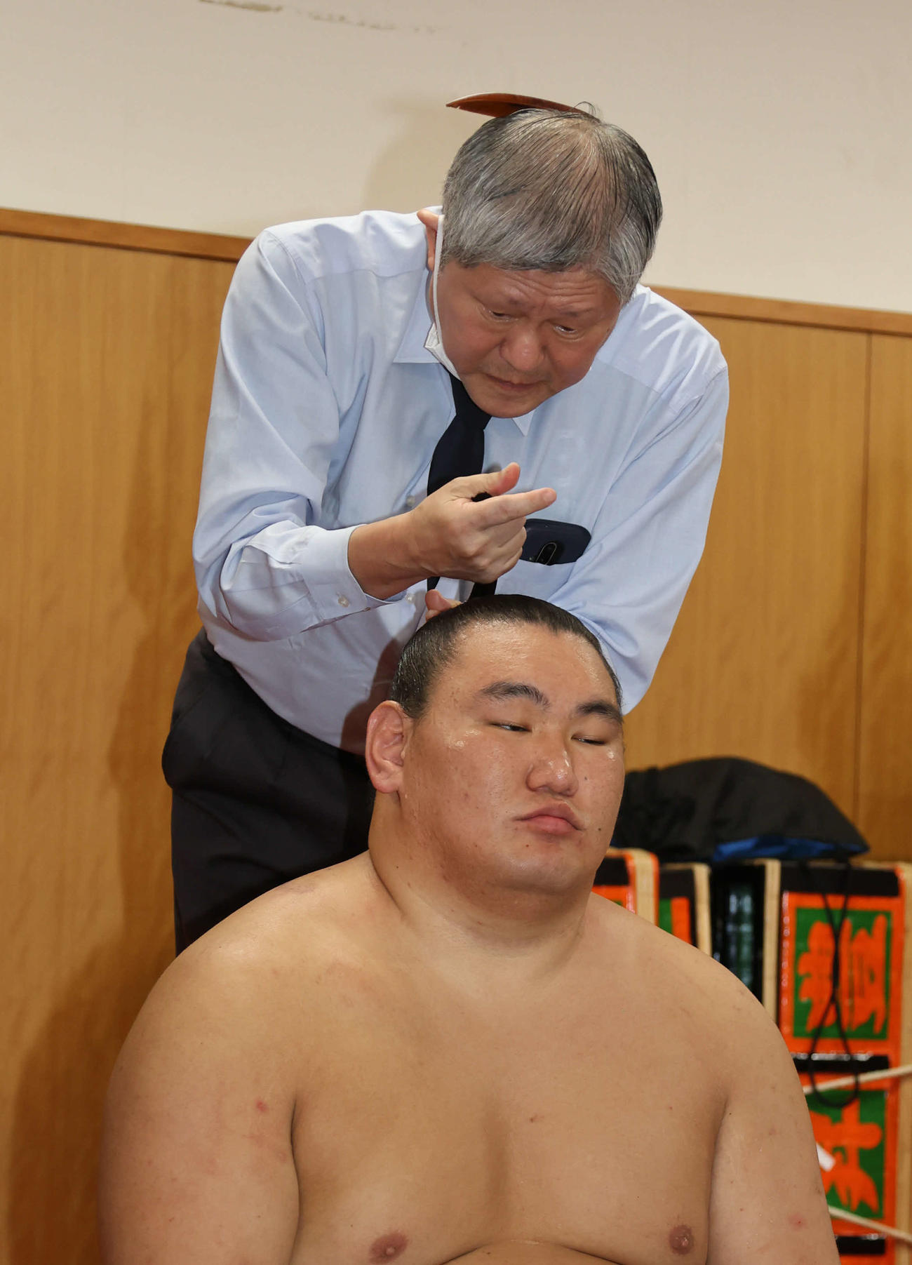 豊昇龍の髪を直す床辰。結ぶ時は櫛は頭の上に避難（25年11月）