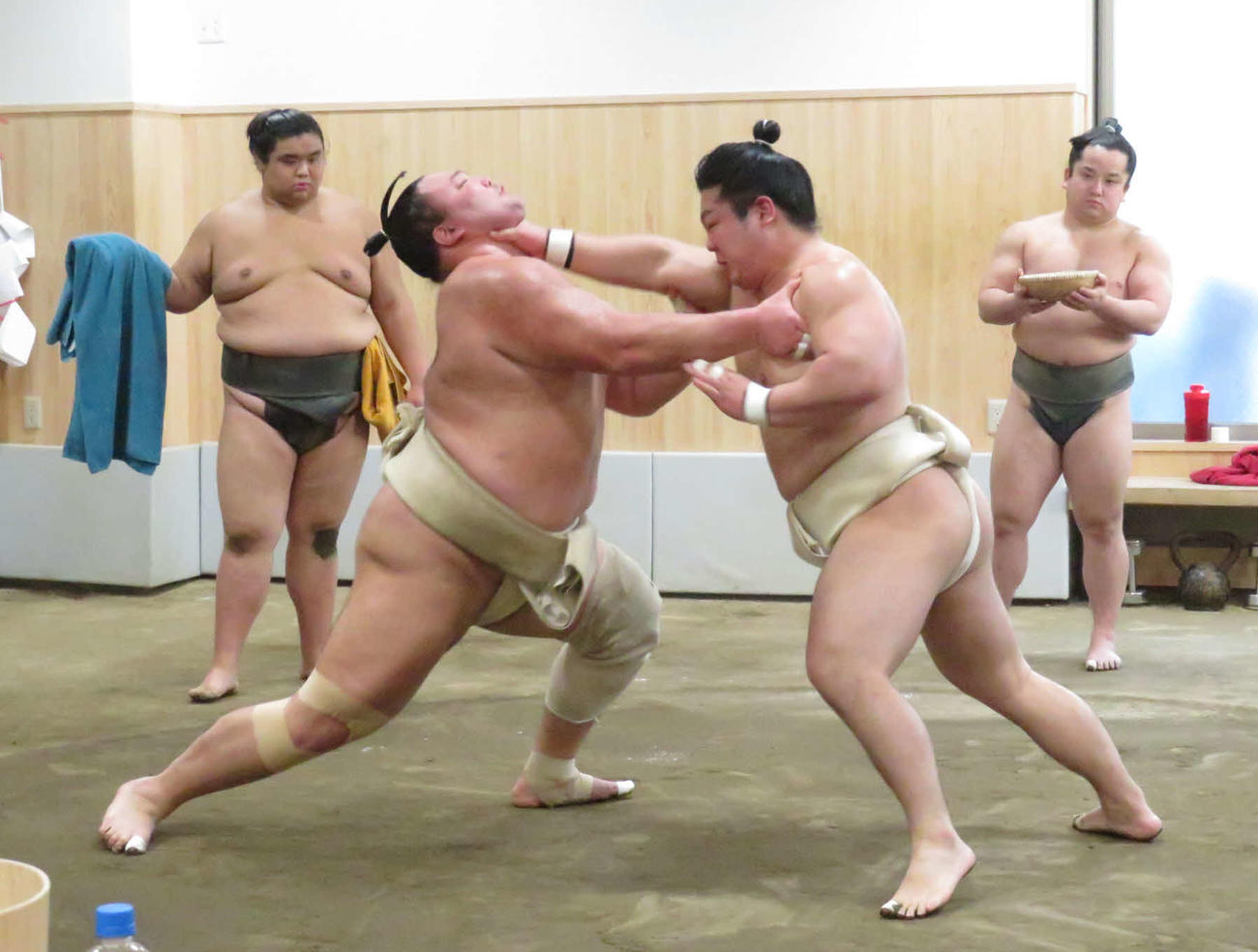 朝翠龍（手前右）は申し合いで朝乃山（同左）を攻め立てた