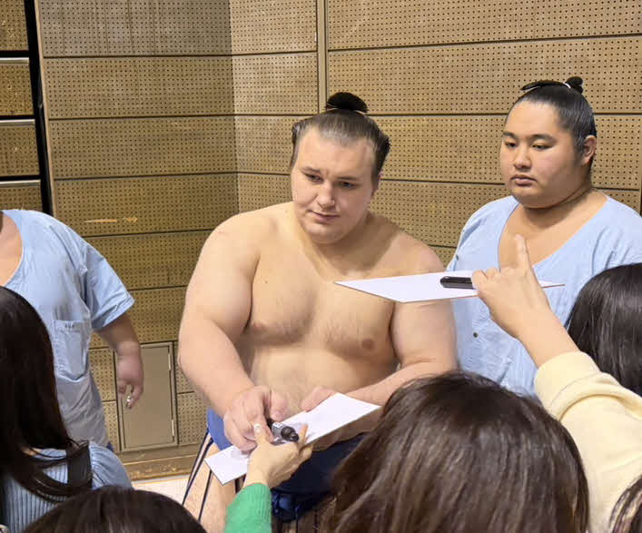 花道でファンにサインする安青錦