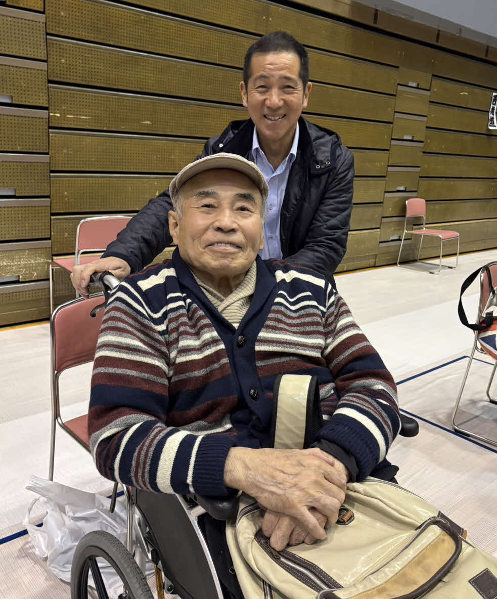 報徳学園の元相撲部監督の福田耕治さん（手前）と、関西大相撲部・山中新大コーチの父隆史さん