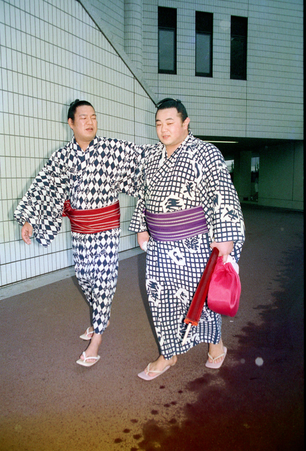 大相撲　秋場所13日目　東幕下3枚目、放駒部屋の駒不動（右）は十両貴ノ嶺を寄り切り6勝1敗、関取が確実となり兄弟子、西十両筆頭花ノ藤（左）に祝福されながら国技館を出る（1988年9月撮影）