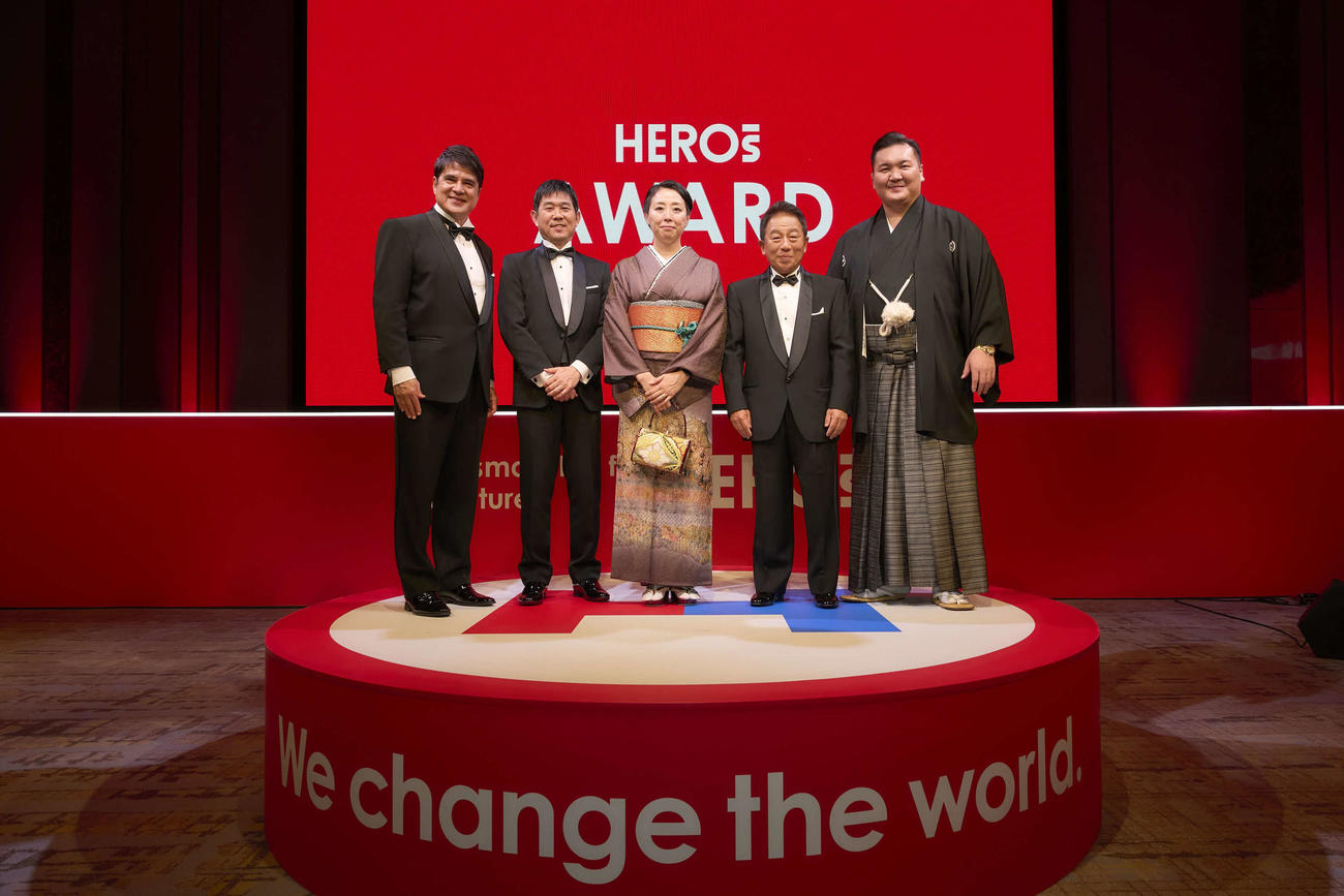 「HEROs AWARD 2025」で表彰された白鵬翔さん（右）(C)HEROs AWARD 2025