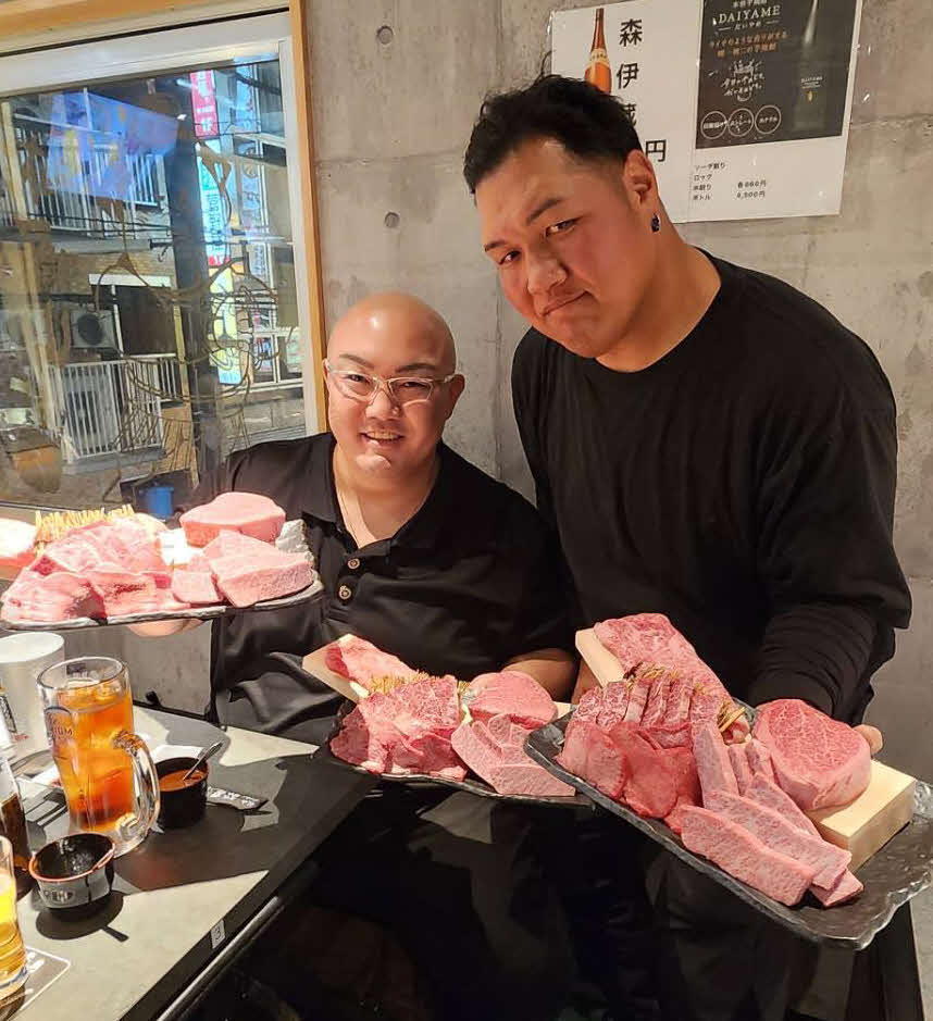 荒磯スペシャル3セットを持つ荒磯親方（左）と元小結松鳳山の松谷裕也さん